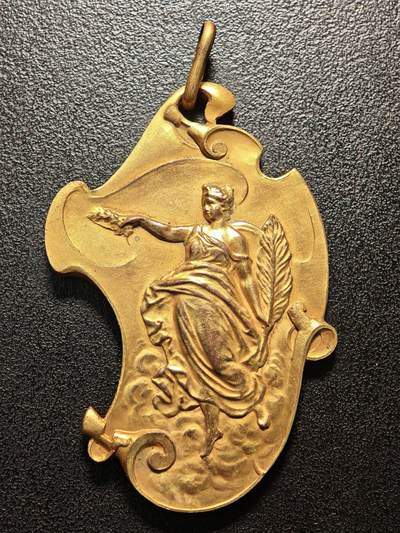 【德藏】世界币章拍卖第143期（拍品征集中~欢迎藏友联系） - 19世纪 比利时国际博览会镀金奖章异形镀金纪念章 原铸吊环 设计巧妙 直径约：46.1mm×64.1mm；重约：37.9g
