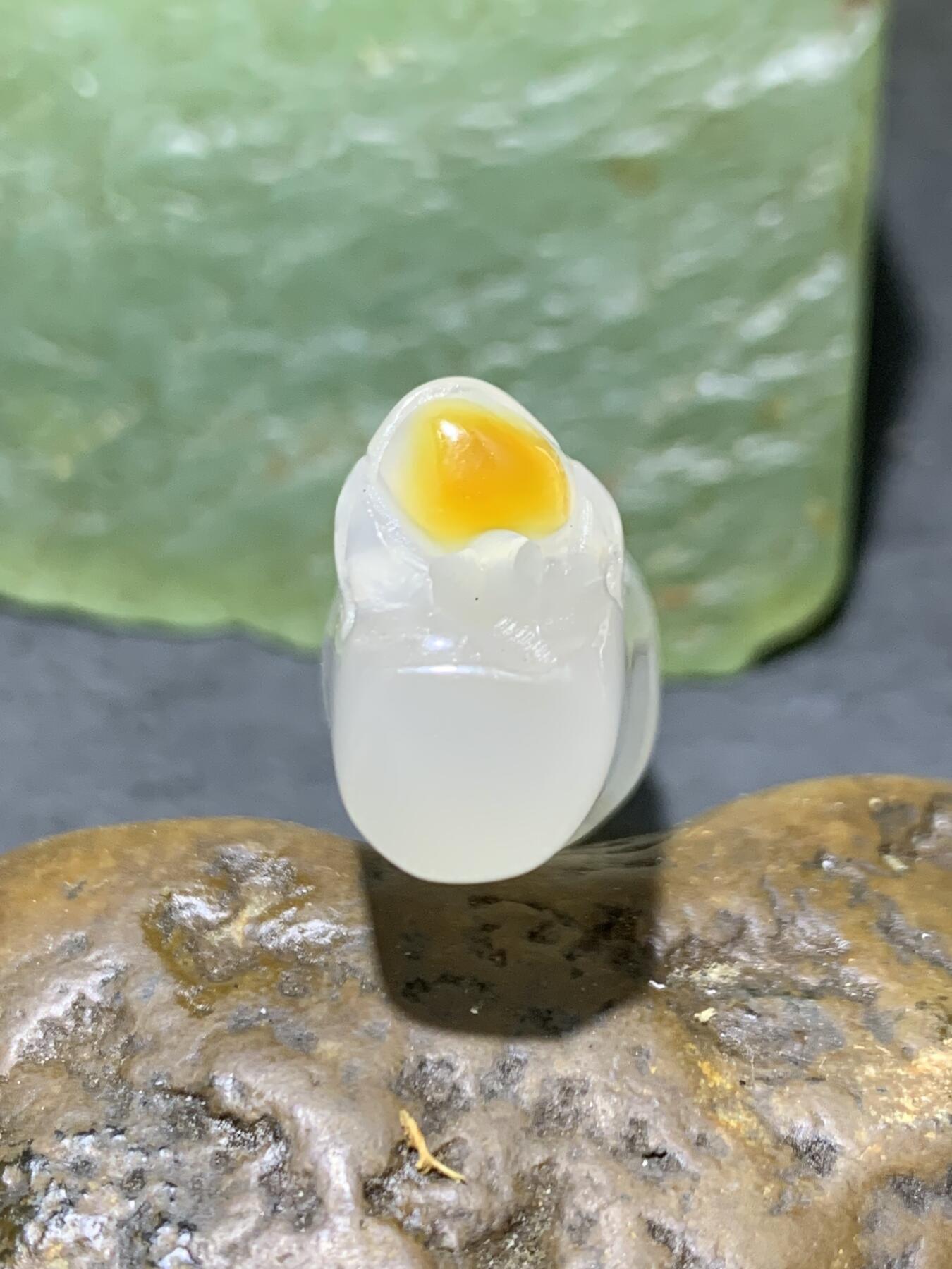 精美手工雕刻天然原皮马达加斯加玛瑙俏色巧雕随形竹节蜘蛛吊坠(把件)一个