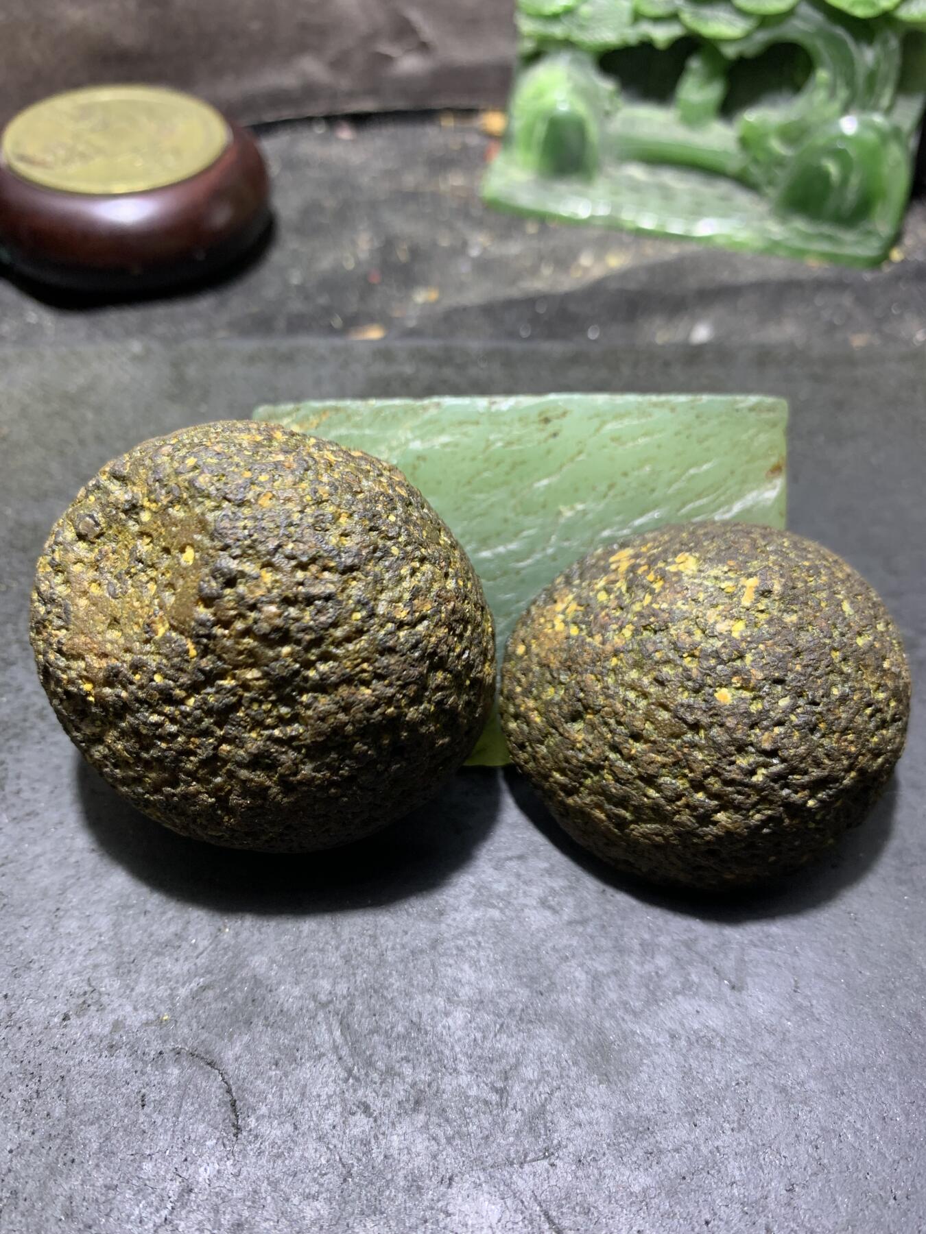 精美亚光原皮鸡油黄拉丝冰飘心战国红玛瑙对切原石摆件一对，