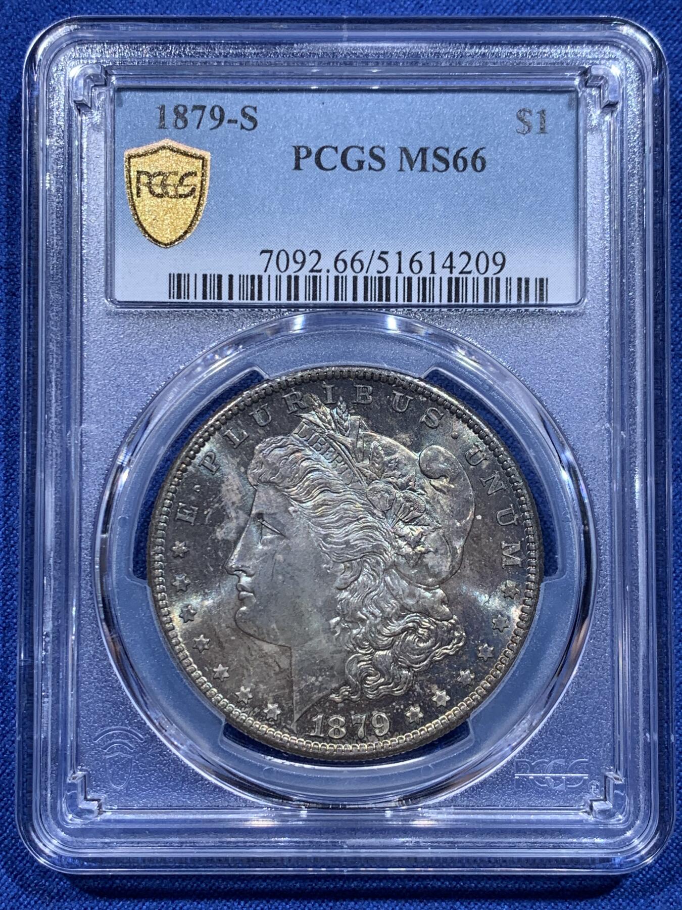 《竞宝斋》第412场 周日，周一，周二，3场连拍 （全场包邮） PCGS MS66 美国 1879年 1美元 摩根银币 较少年份+高分+双面五彩包浆 集合美系众多收藏特点 一步到位的收藏