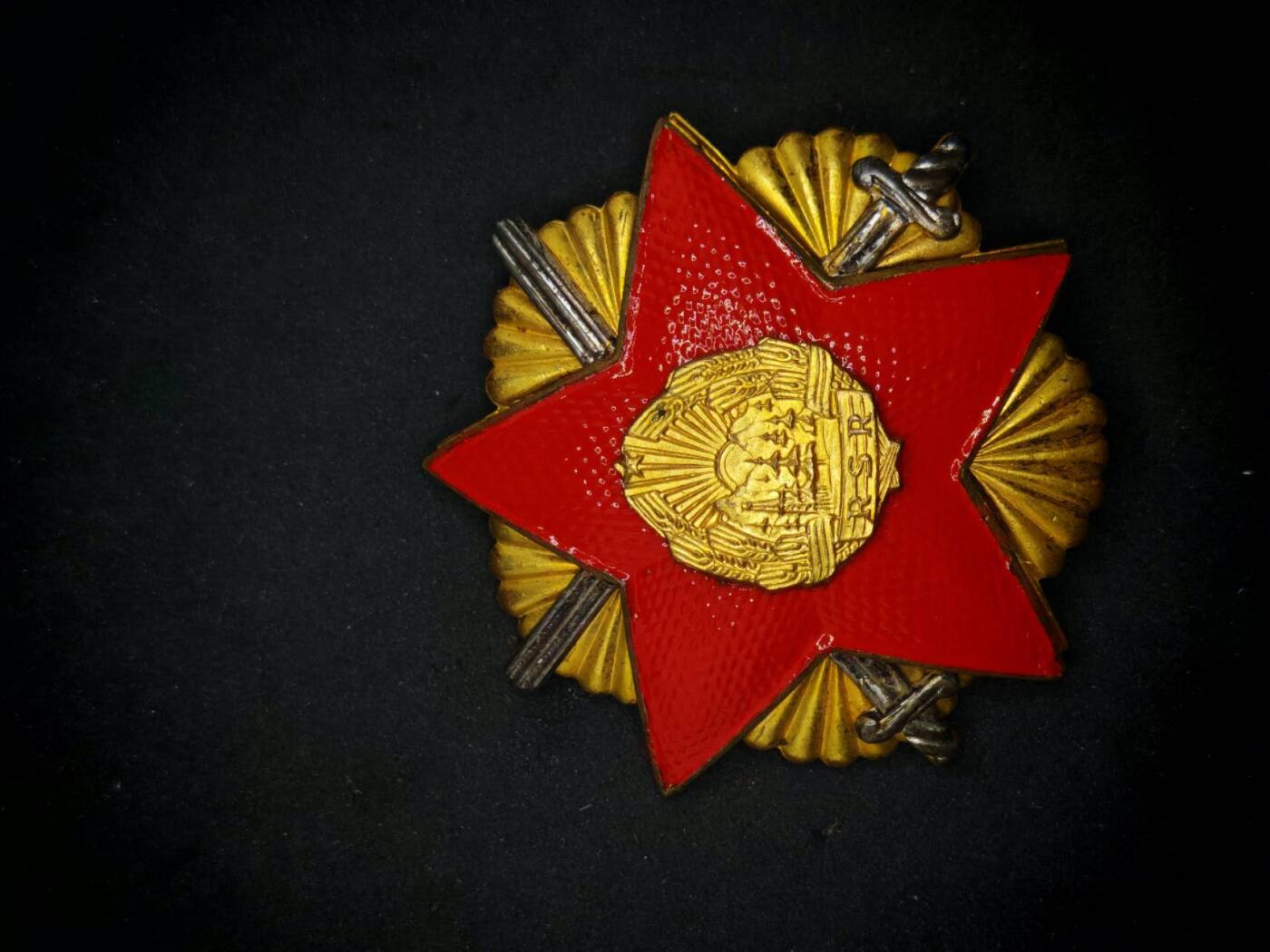 凯旋世界勋赏（第18期）（欢迎送拍）（对拍品有疑问请询问客服，不接受到手刀，出价默认拍品品相。请认真阅读拍卖规则！出价默认已认可！）（收到货请录制开箱视频，无视频概不处理问题。） 这是罗马尼亚社会主义共和国的“罗马尼亚人民共和国之星勋章（Order of the Star of the Romanian People's Republic）” ，中心图案有罗马尼亚的国徽元素，“R.S.R” 是 “Republica Socialistă România（罗马尼亚社会主义共和国 ）” 的缩写 ，该勋章用于表彰对国家有突出贡献的个人等 。
