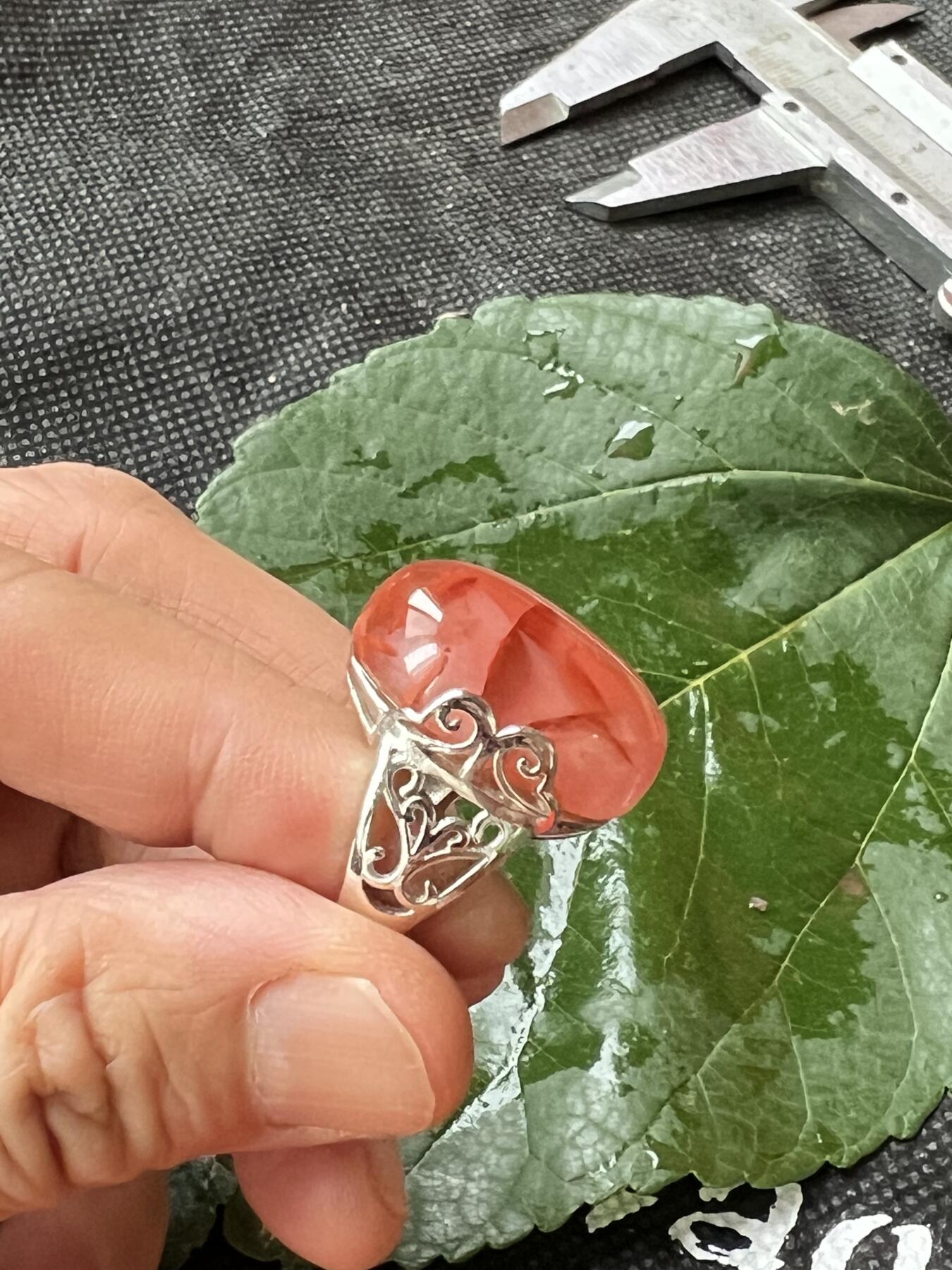 零元拍：南红玛瑙蛋面，都是十多年前的存货了，戒托可以忽略，就是普通合金，尺寸：戒面约243/15mm ，因为拍照环境以及光线的变化，颜色以实物为准。