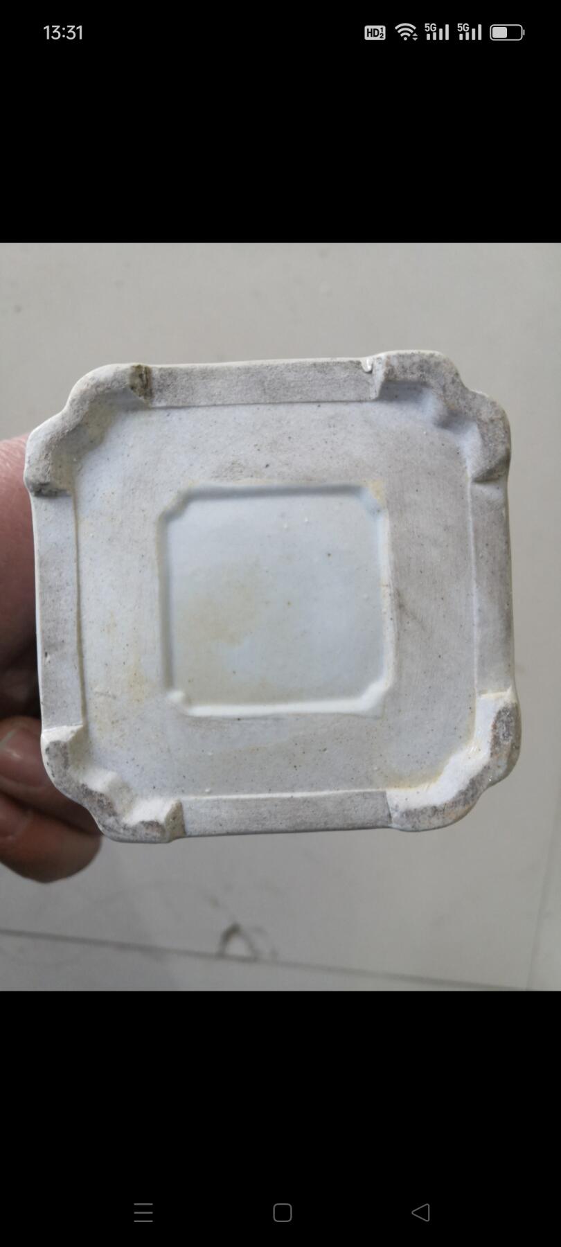 龙泉窑方型笔筒，造型精美，保存完好，品相一流