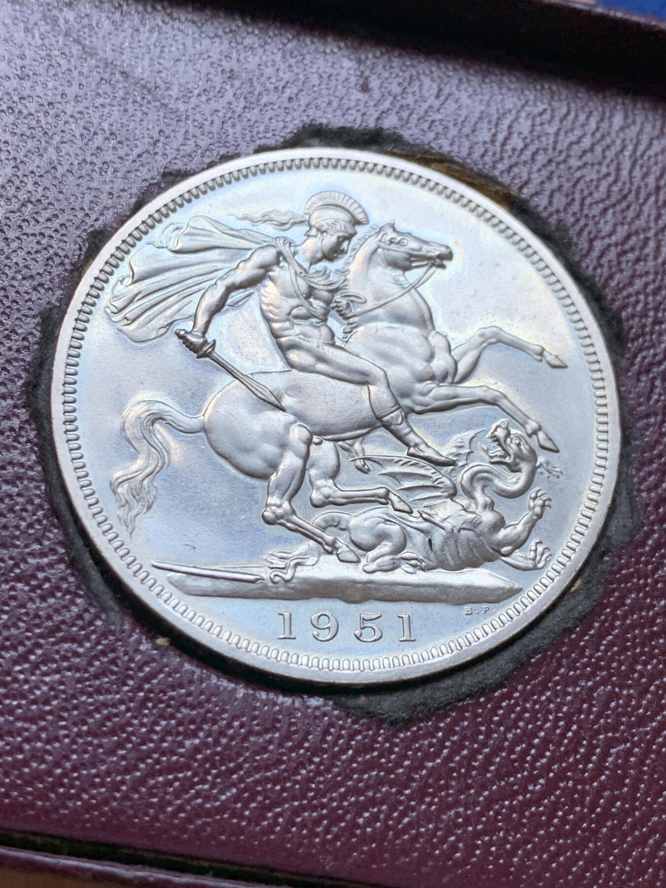 《竞宝斋》第412场 周日，周一，周二，3场连拍 （全场包邮） 英国1951镍马剑乔治六世克朗 带红色原盒和证书