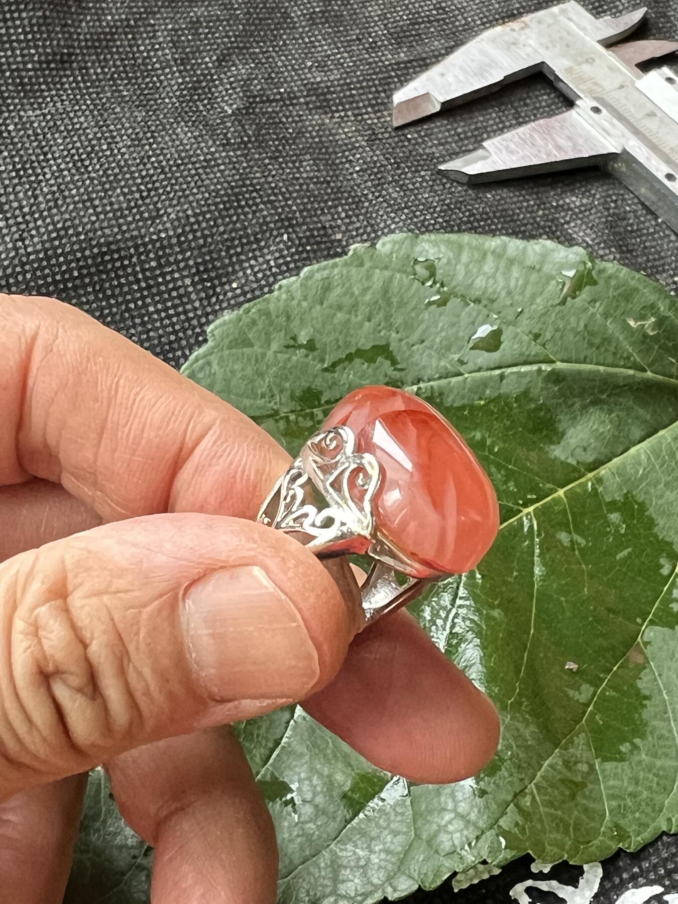 零元拍：南红玛瑙蛋面，都是十多年前的存货了，戒托可以忽略，就是普通合金，尺寸：戒面约243/15mm ，因为拍照环境以及光线的变化，颜色以实物为准。