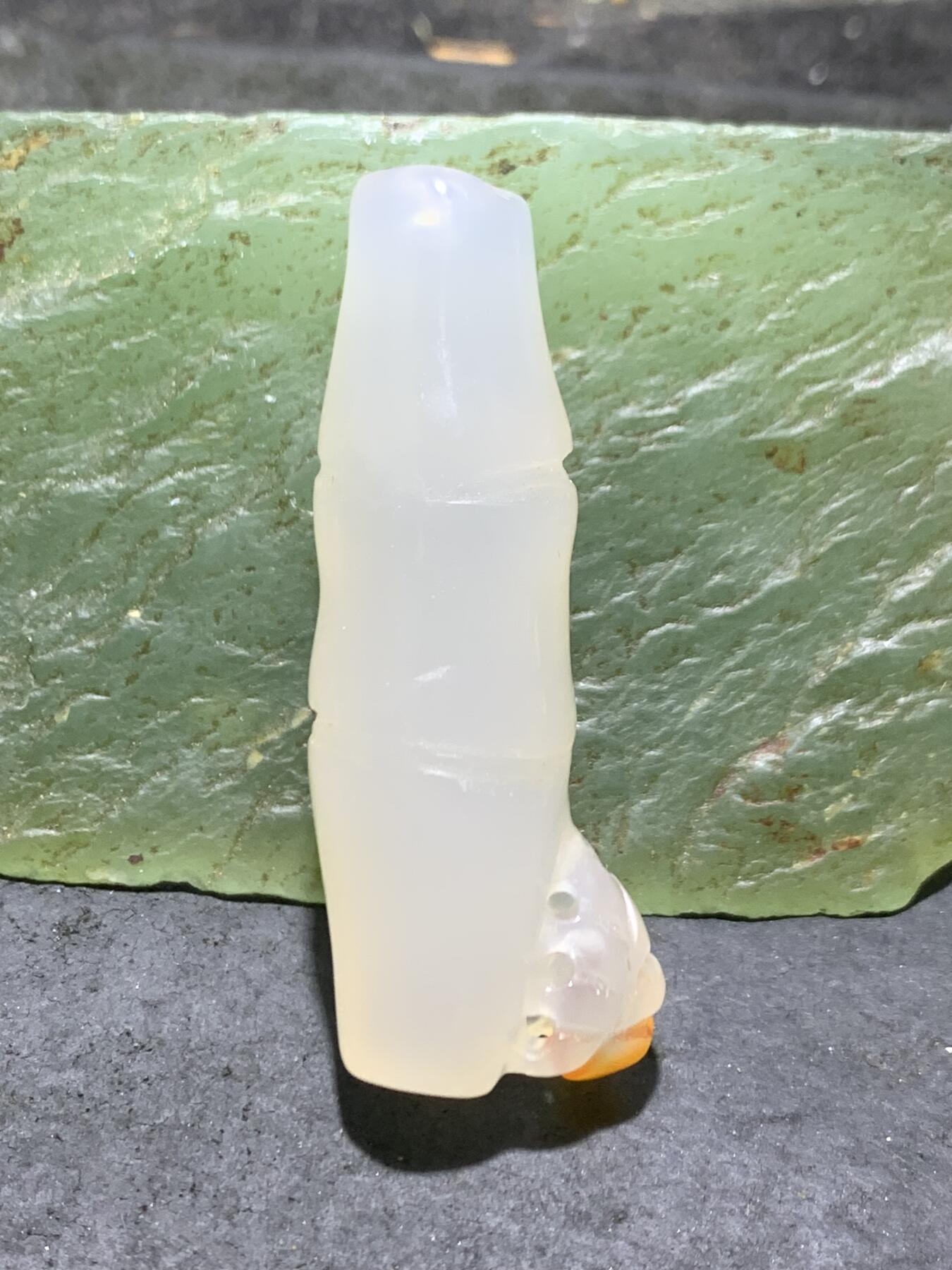 精美手工雕刻天然原皮马达加斯加玛瑙俏色巧雕随形竹节蜘蛛吊坠(把件)一个