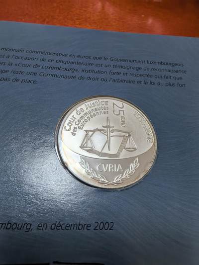 长老汇蛇年精选第四十场拍卖 - 2002卢森堡欧洲法院25欧元精制银币，22.85克925银，克书100美金，卡装