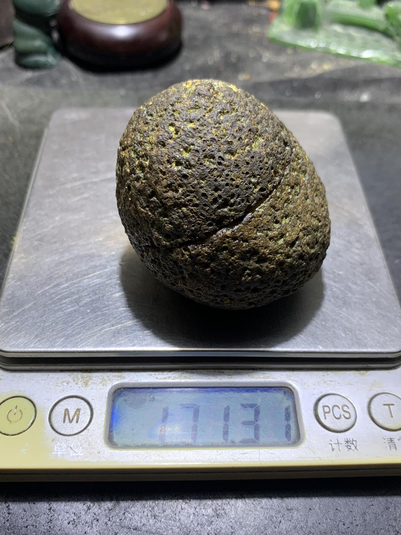 精美亚光原皮鸡油黄拉丝冰飘心战国红玛瑙对切原石摆件一对，