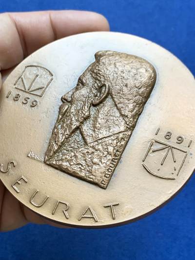 《竞宝斋》第412场 周日，周一，周二，3场连拍 （全场包邮） 名画家乔治·修拉纪念大铜章 带盒 248.5克 80.5mm 丰饶角铜标