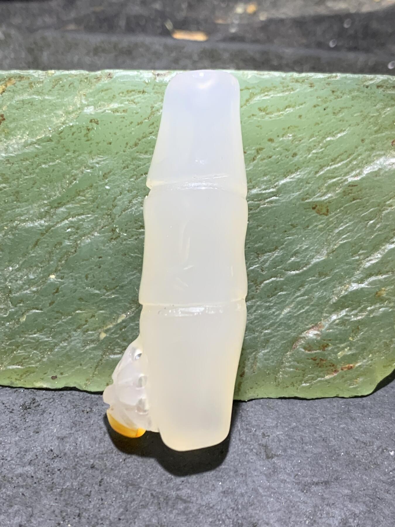 精美手工雕刻天然原皮马达加斯加玛瑙俏色巧雕随形竹节蜘蛛吊坠(把件)一个