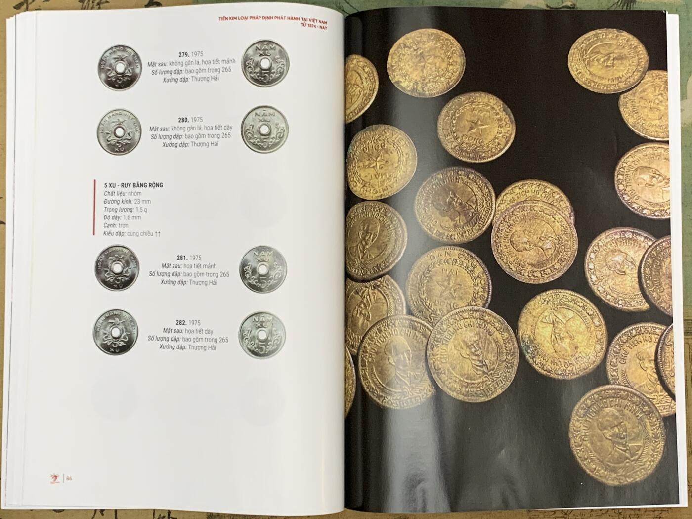 《竞宝斋》第412场 周日，周一，周二，3场连拍 （全场包邮） 越南最新发售的硬币类书籍，涵盖了法属印支至今所发行的金属流通币，铜板纸限量印刷，这本目录可用作工具书，也可收藏，细节见图。