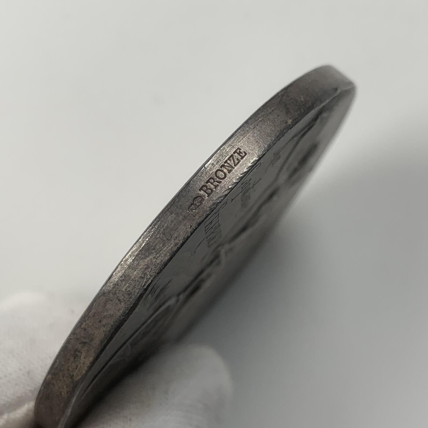 掌中浮雕-藏着的欧洲第034场 1908年法国自行车女神镀银铜章，50mm，64.8g，此章实发给欧洲航空先驱费贝尔上尉，他与飞机发明者莱特兄弟熟识。边有划痕