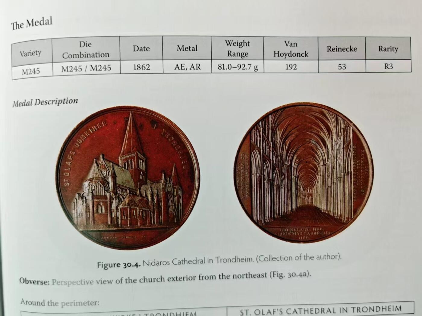 「木头集藏」章牌精品专场！   J Wiener～1862年挪威特隆赫姆尼达洛斯大教堂铜章，MS62，直径：59mm，品相很好，著名的维纳（Wiener）教堂系列作品中的一枚，欧洲古典建筑章牌的典范。维纳教堂章五珍之一（目录标注珍惜度为R3级别的五个品种）。  尼达洛斯大教堂是挪威最重要的教堂，北欧重要的朝圣教堂，兴建于1070-1300年，其建筑风格为罗曼式和哥特式，1400年以后成为挪威国王的加冕教堂。