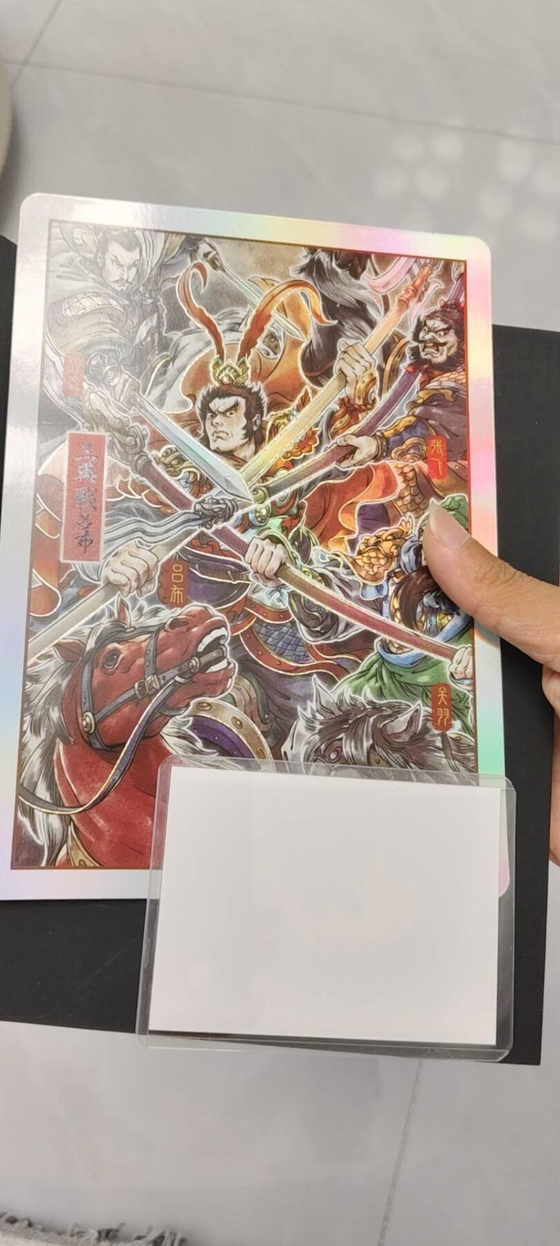 秋原瞳的小店第20期（卡游与昆仑万象的顶级碰撞） 卡游三国礼盒主题三英战吕布特卡大卡，原袋，实物很好看