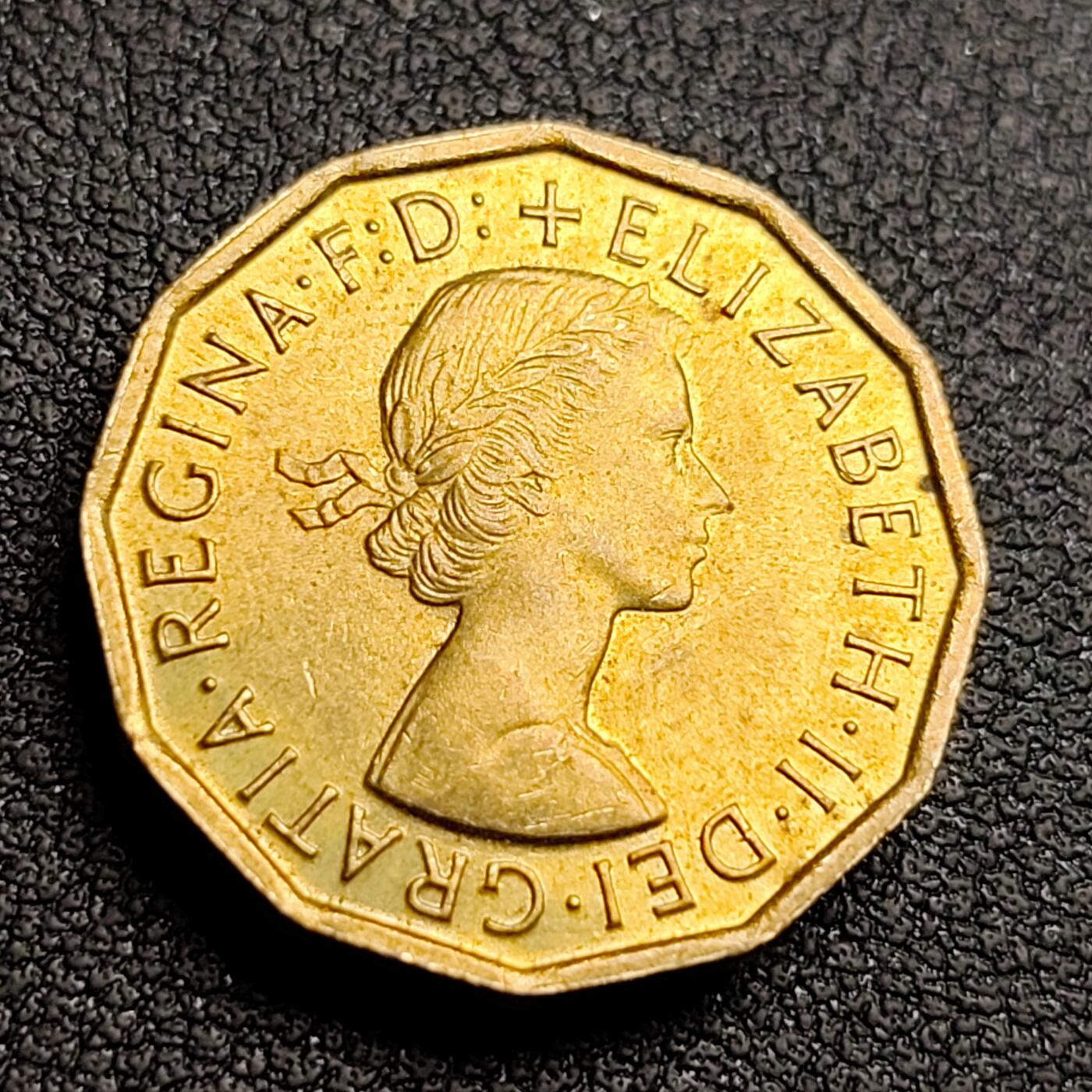 泉币菌-第96场-精品福利场 近未流通  都铎闸门 1967年英国3便士黄铜币 伊丽莎白二世女王 多边形币 