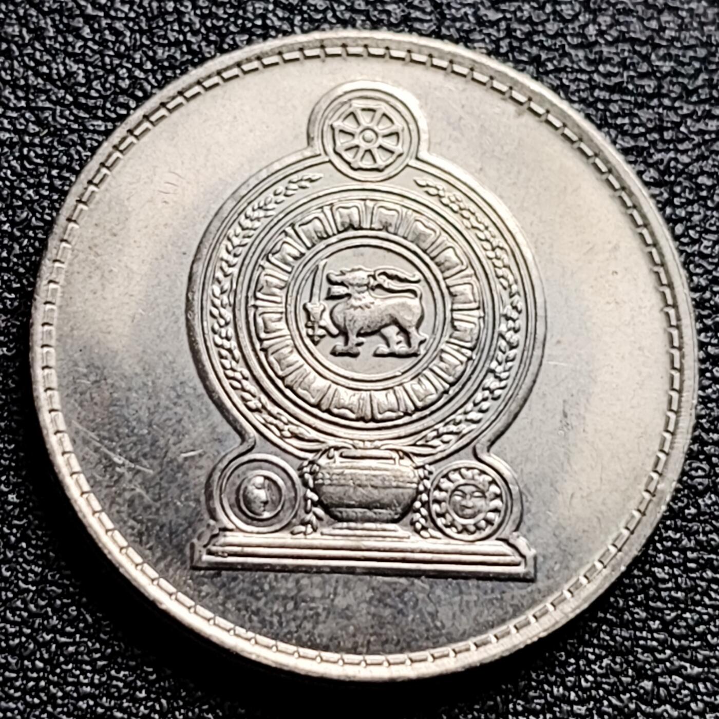 泉币菌-第100场-百场纪念 精品场 近未流通 斯里兰卡1975年1卢比硬币 25.4毫米 7.13克 狮子拿剑