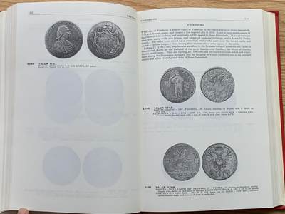 《竞宝斋》第412场 周日，周一，周二，3场连拍 （全场包邮） 稀少 绝版 精装版达文波特 1700-1800年 德国泰勒 目录本身也成为了藏品，评级盒上DAV对应的就是此目录，厚达410多页。泰勒必备