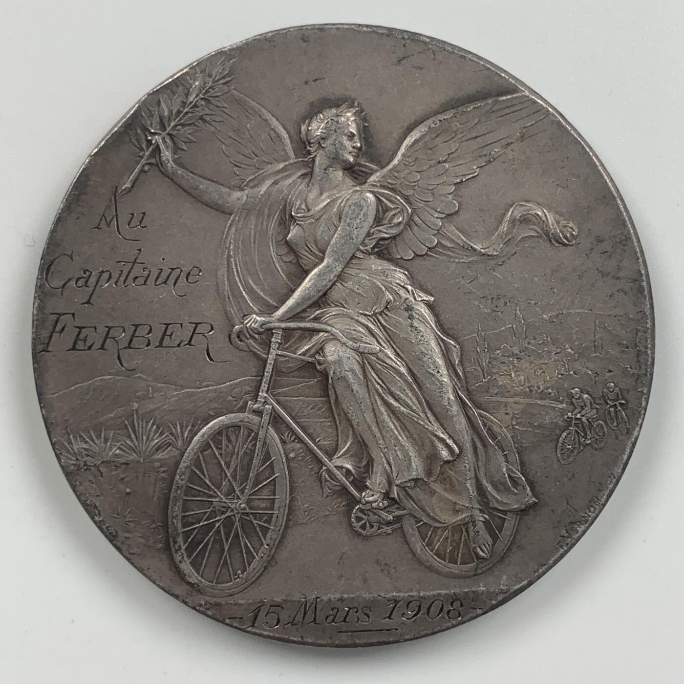 掌中浮雕-藏着的欧洲第034场 1908年法国自行车女神镀银铜章，50mm，64.8g，此章实发给欧洲航空先驱费贝尔上尉，他与飞机发明者莱特兄弟熟识。边有划痕