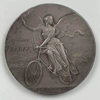 掌中浮雕-藏着的欧洲第034场 - 1908年法国自行车女神镀银铜章，50mm，64.8g，此章实发给欧洲航空先驱费贝尔上尉，他与飞机发明者莱特兄弟熟识。边有划痕