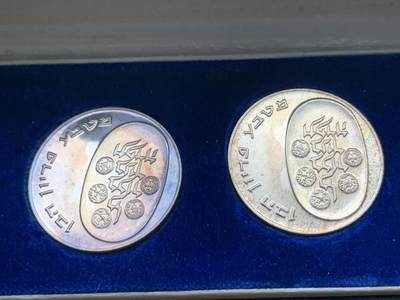 《竞宝斋》第412场 周日，周一，周二，3场连拍 （全场包邮） 以色列 1975年 赎子节 赎子礼 套币 25里拉 大银币 五枚都是原盒子淡五彩包浆 一份希伯来语赎契 一份英语赎契 一份证书 原盒原包装 每枚26克 含银量90% 含纯银117克