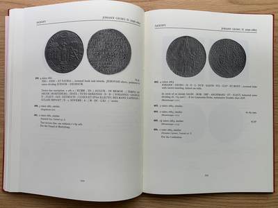 《竞宝斋》第412场 周日，周一，周二，3场连拍 （全场包邮） 精装本 达文波特世界大规格银币目录 囊括各国2泰勒到16泰勒超大规格银币，精装杂志大小既是目录本身也是收藏品保存的极好