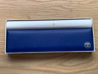 《竞宝斋》第412场 周日，周一，周二，3场连拍 （全场包邮） 以色列 1975年 赎子节 赎子礼 套币 25里拉 大银币 五枚都是原盒子淡五彩包浆 一份希伯来语赎契 一份英语赎契 一份证书 原盒原包装 每枚26克 含银量90% 含纯银117克