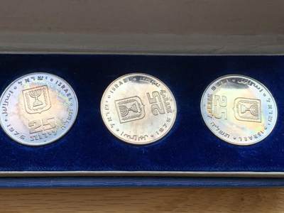 《竞宝斋》第412场 周日，周一，周二，3场连拍 （全场包邮） 以色列 1975年 赎子节 赎子礼 套币 25里拉 大银币 五枚都是原盒子淡五彩包浆 一份希伯来语赎契 一份英语赎契 一份证书 原盒原包装 每枚26克 含银量90% 含纯银117克