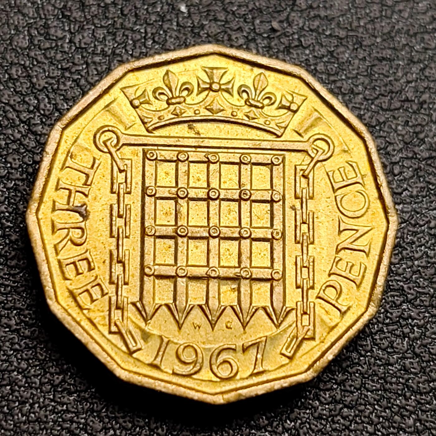 泉币菌-第96场-精品福利场 近未流通  都铎闸门 1967年英国3便士黄铜币 伊丽莎白二世女王 多边形币 