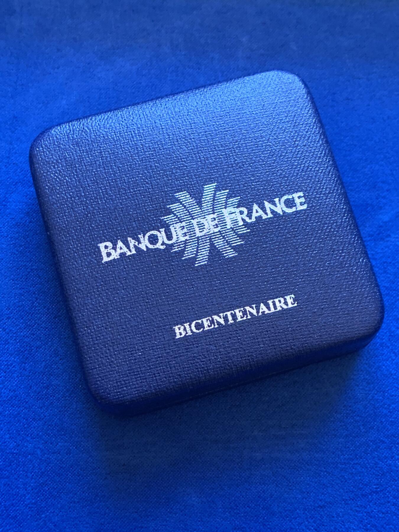 《竞宝斋》第413场 周日，周一，周二，3场连拍 （全场包邮） 千禧年法国银行二百周年925银质大八角 铸造数量38000枚，该枚编号：30831，直径：37mm，重：29.16g。