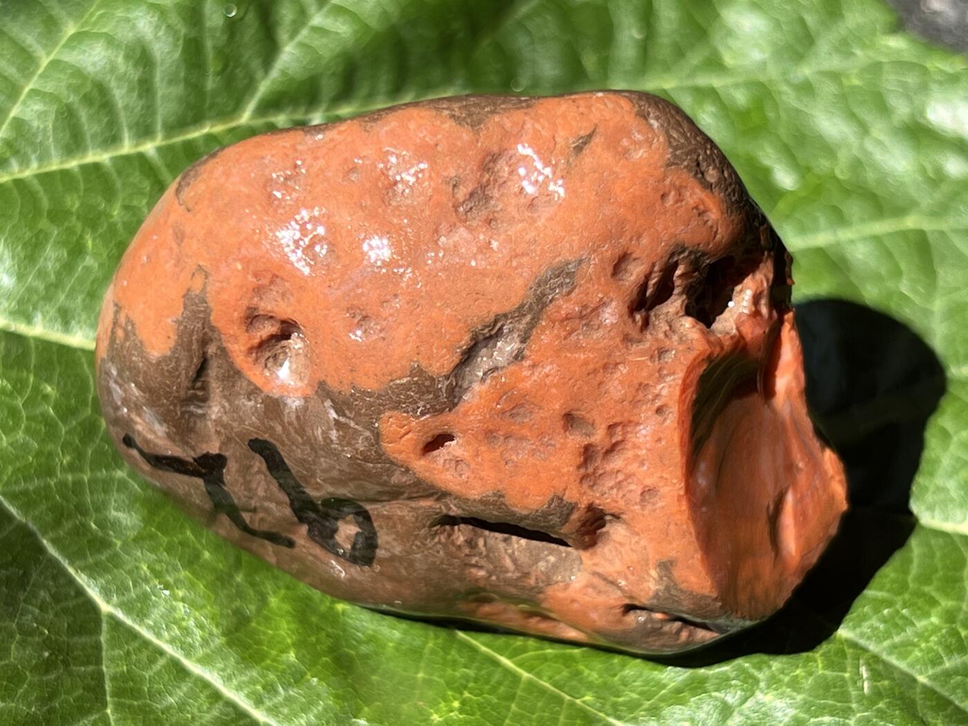 零元拍：南红玛瑙手把石。约92克，开口满肉，红色便暗，纯天然，独一无二的（天然原石不可避免有瑕疵，裂纹，介意勿拍）因为拍照环境以及光线的变化，颜色以实物为准。成品很美丽，原石亦魅力无穷。