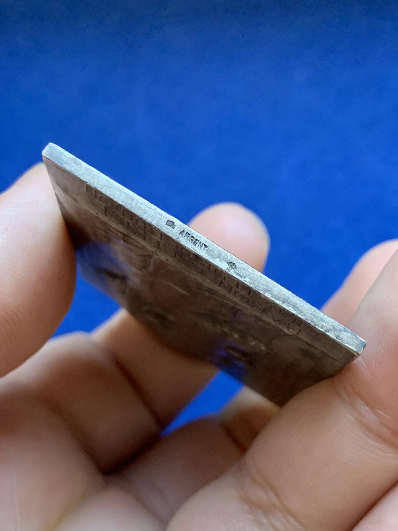 《竞宝斋》第413场 周日，周一，周二，3场连拍 （全场包邮） 法国Guillaume Cerise男爵方形银章，52.35g，39.7*49.8mm，菱形+野猪头argent边铭