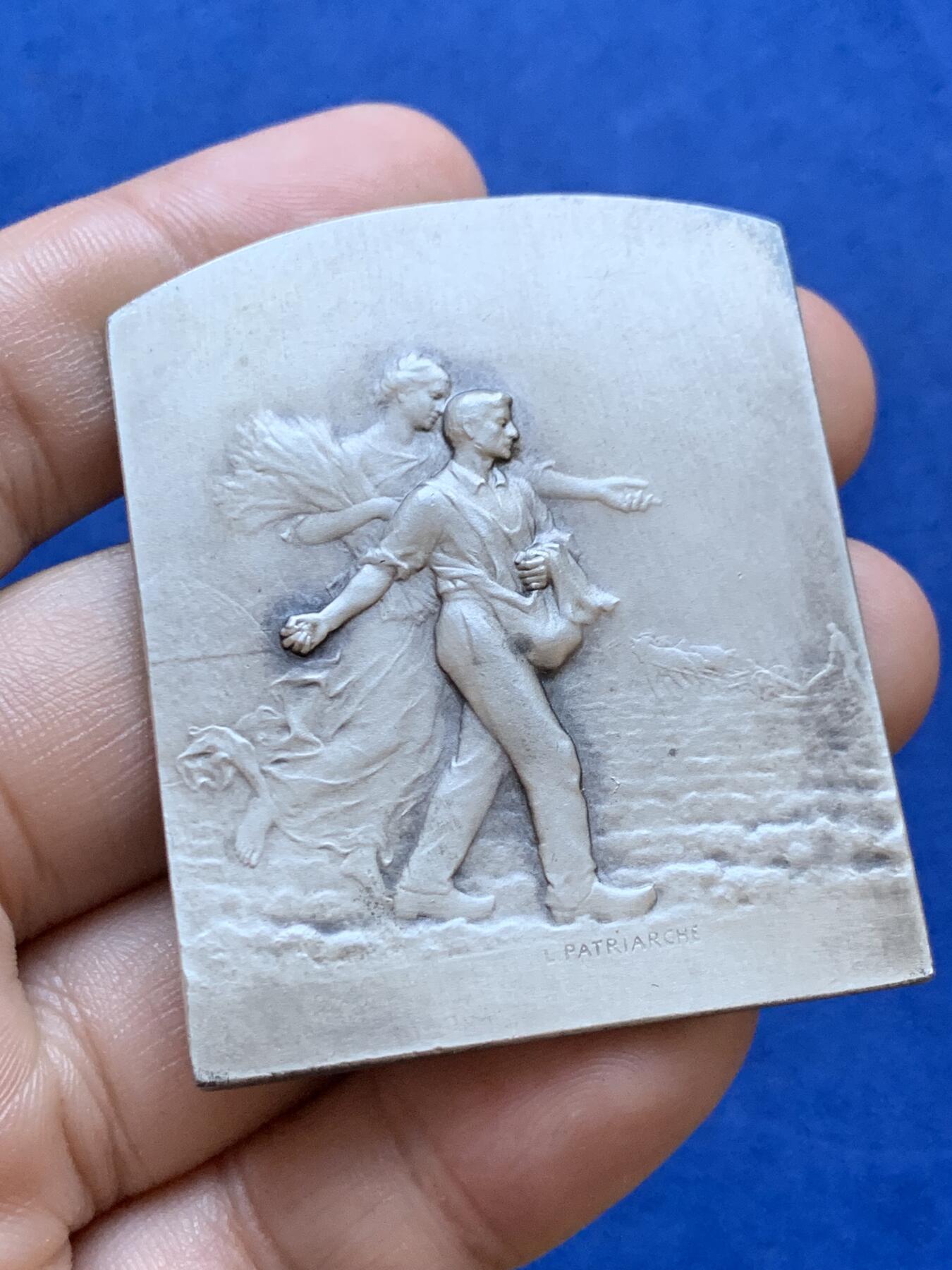 《竞宝斋》第413场 周日，周一，周二，3场连拍 （全场包邮） 法国图尔区农业展览会镀银原盒铜奖章，54.5mmx45mm，54.6克，BRONZE边铭，品相很好，原盒正常扣合。