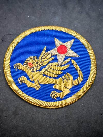 凯旋世界勋赏（第18期）（欢迎送拍）（对拍品有疑问请询问客服，不接受到手刀，出价默认拍品品相。请认真阅读拍卖规则！出价默认已认可！）（收到货请录制开箱视频，无视频概不处理问题。） - 抗战时期美国14航空队臂章金 属丝刺绣版