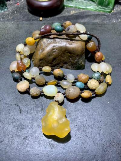 精美天然阿拉善彩珠玛瑙项链一条。 - 精美天然阿拉善彩珠玛瑙项链一条。