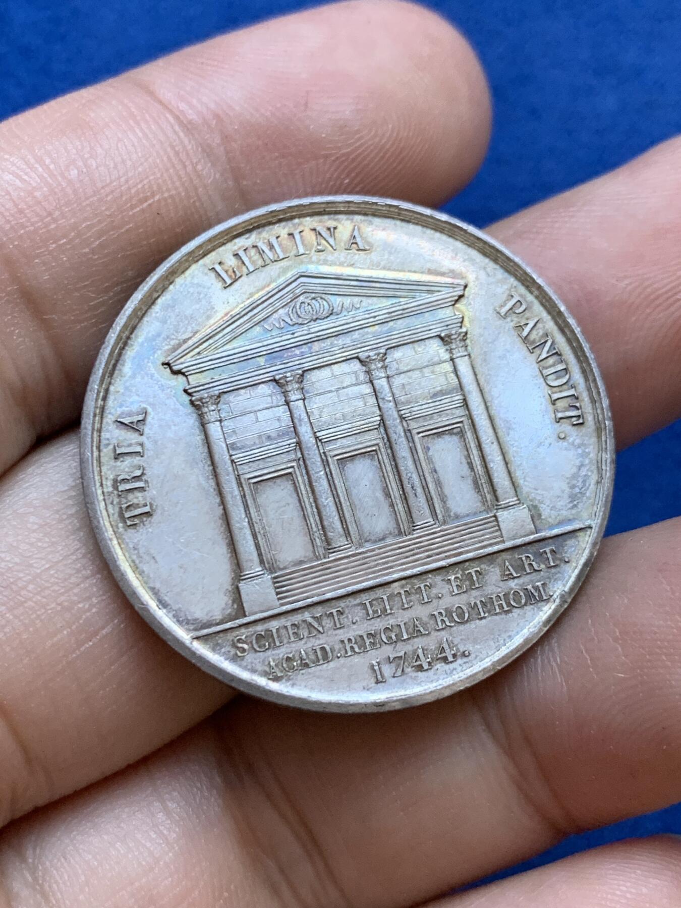 《竞宝斋》第413场 周日，周一，周二，3场连拍 （全场包邮） 法国诺曼底学院、鲁昂皇家科学、文学及艺术学院银质代币，分别是高乃衣、丰特内尔和普桑半身像，15.55g，32.7mm，丰饶角边铭