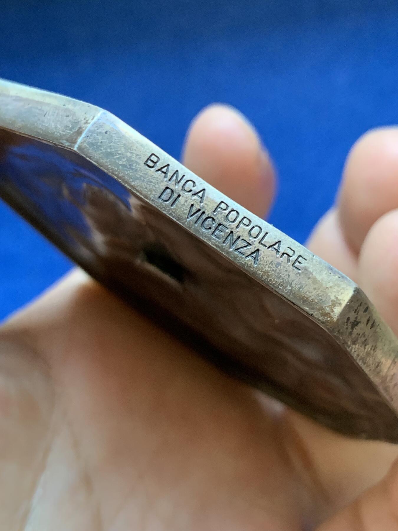 《竞宝斋》第413场 周日，周一，周二，3场连拍 （全场包邮） 意大利维琴察人民银行八角银章，91.75g，对边74.8mm，含银92.5%