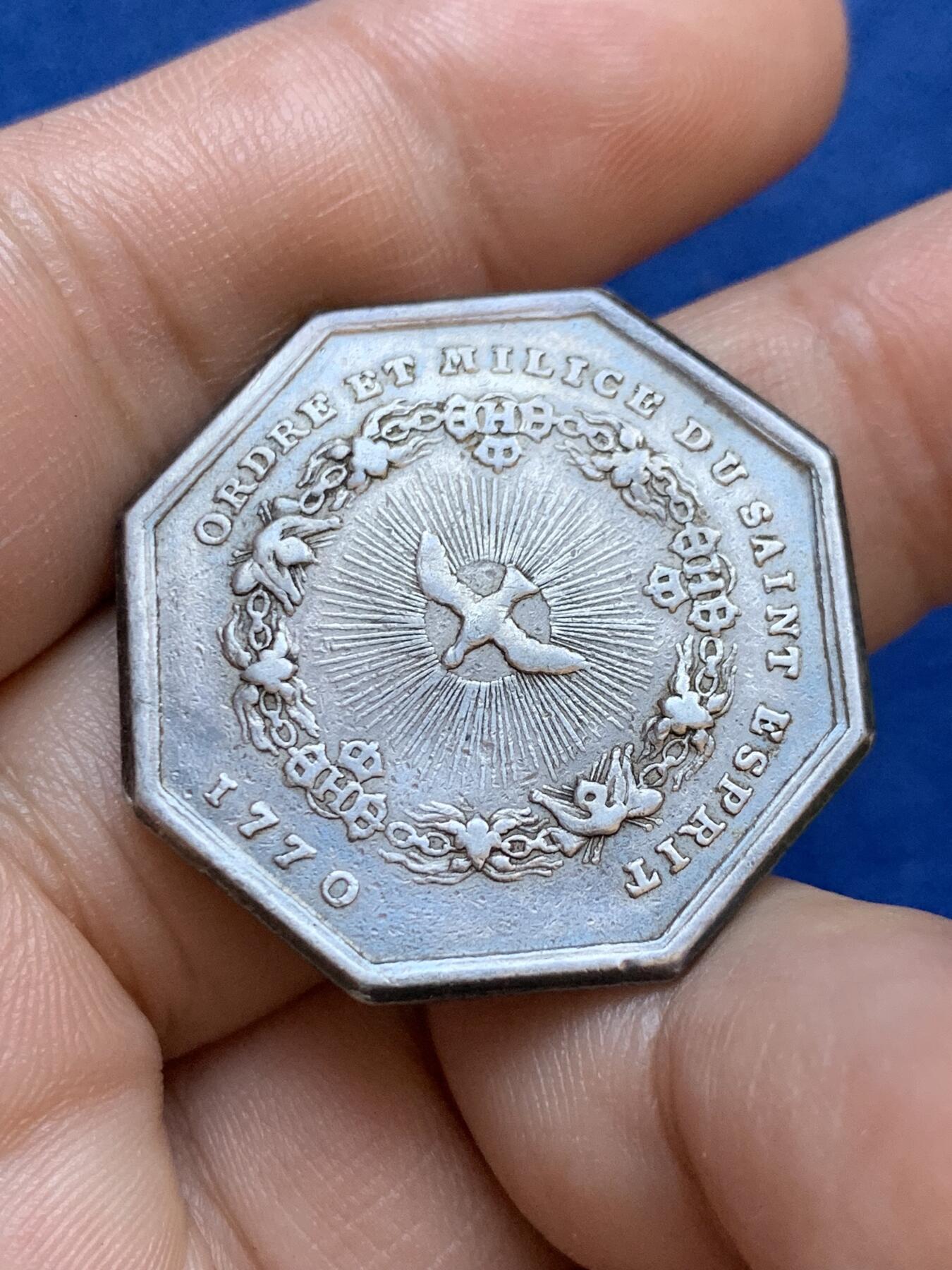 《竞宝斋》第413场 周日，周一，周二，3场连拍 （全场包邮） 法国路易十五头像圣灵勋章八角银质代币，14.62g，31.7mm，早期无边铭