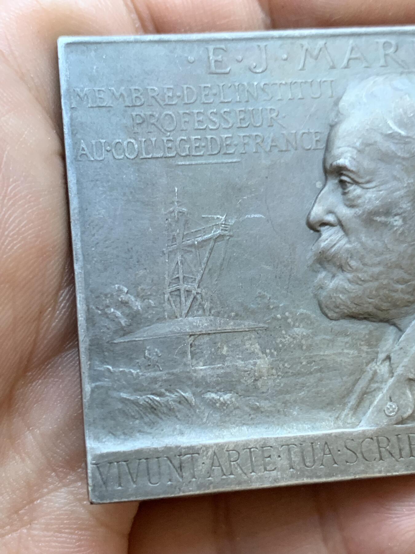 《竞宝斋》第413场 周日，周一，周二，3场连拍 （全场包邮） 法国实验科学纪念镀银铜牌 好品 高浮雕 82.8克 50*63.2mm 丰饶角铜标