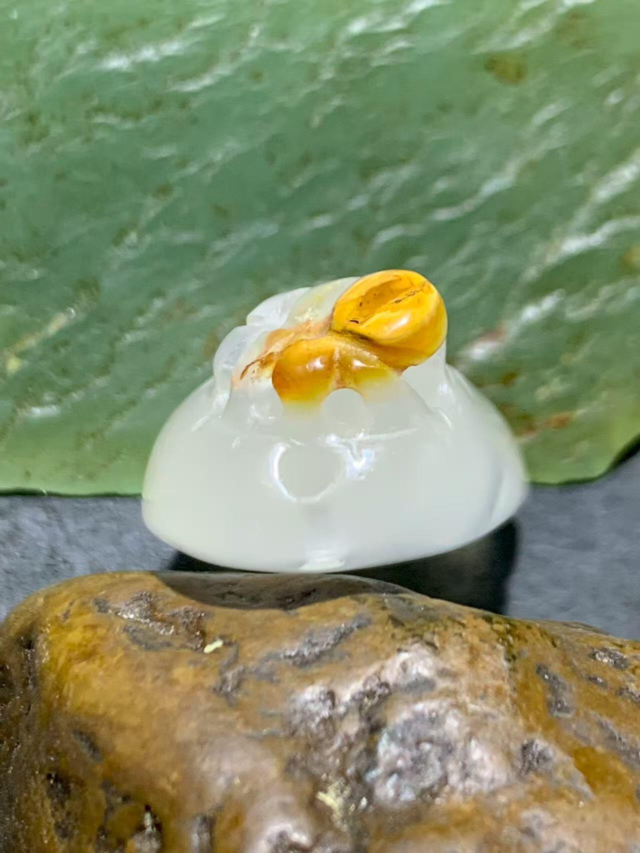 精美手工雕刻天然原皮马达加斯加玛瑙俏色巧雕知足常乐吊坠(把件)一个