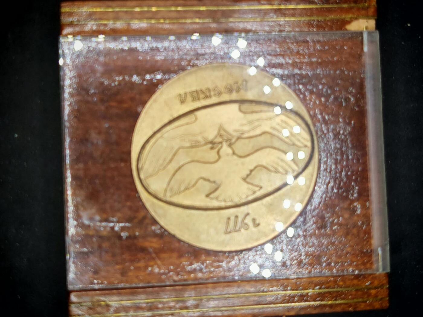 凯旋世界勋赏（第18期）（欢迎送拍）（对拍品有疑问请询问客服，不接受到手刀，出价默认拍品品相。请认真阅读拍卖规则！出价默认已认可！）（收到货请录制开箱视频，无视频概不处理问题。） 苏联莫斯科1977和平鸽大铜章    直径50mm   重量74.3g    有展示盒