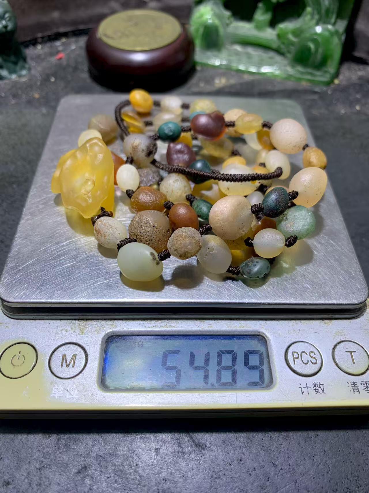 精美天然阿拉善彩珠玛瑙项链一条。