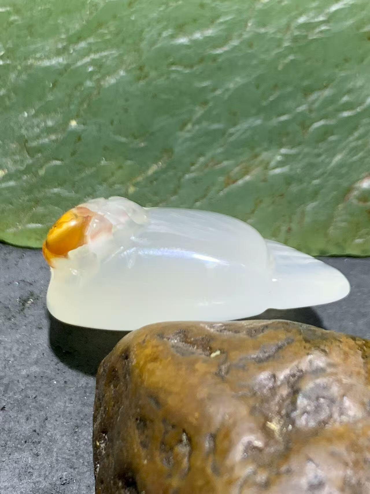 精美手工雕刻天然原皮马达加斯加玛瑙俏色巧雕知足常乐吊坠(把件)一个