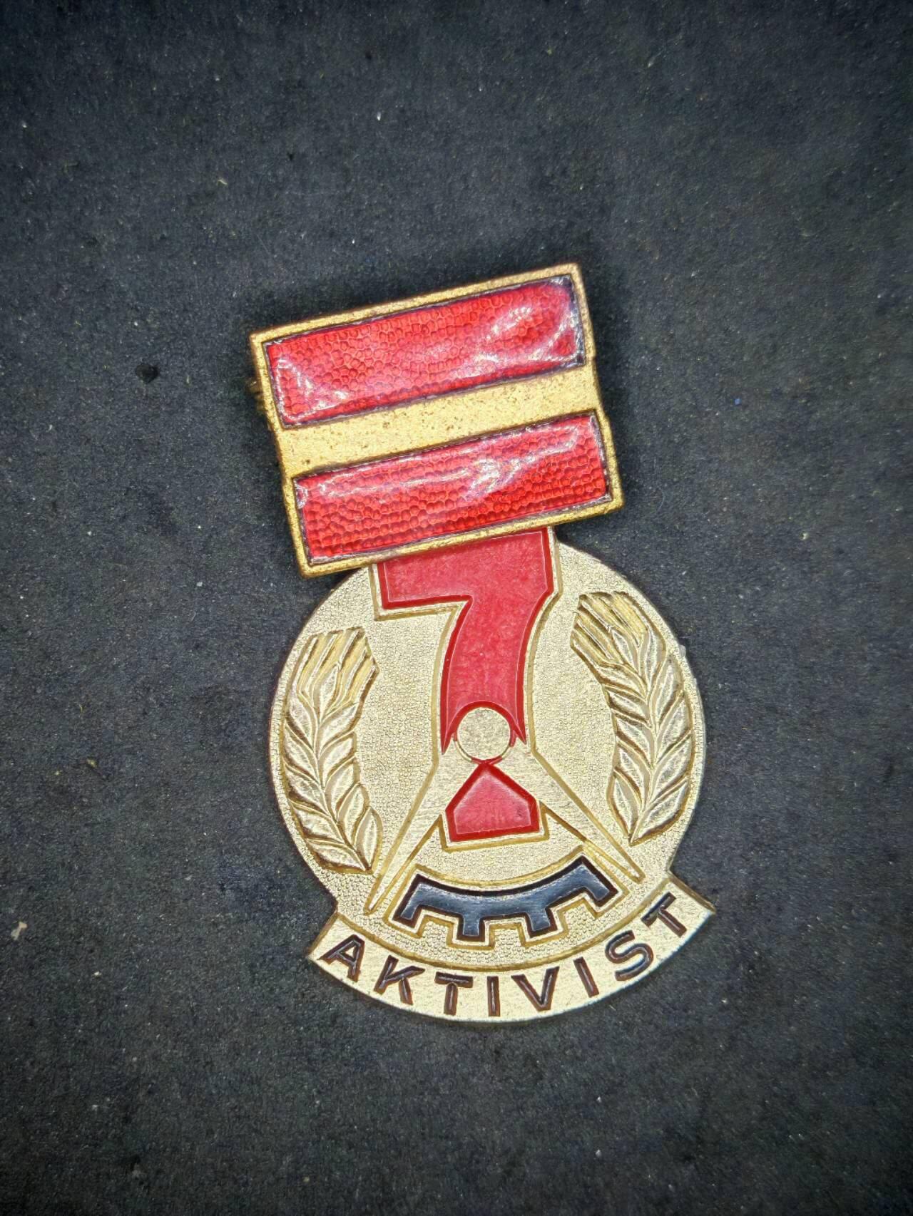 凯旋世界勋赏（第18期）（欢迎送拍）（对拍品有疑问请询问客服，不接受到手刀，出价默认拍品品相。请认真阅读拍卖规则！出价默认已认可！）（收到货请录制开箱视频，无视频概不处理问题。） 东德DDR七年计划劳动模范奖章