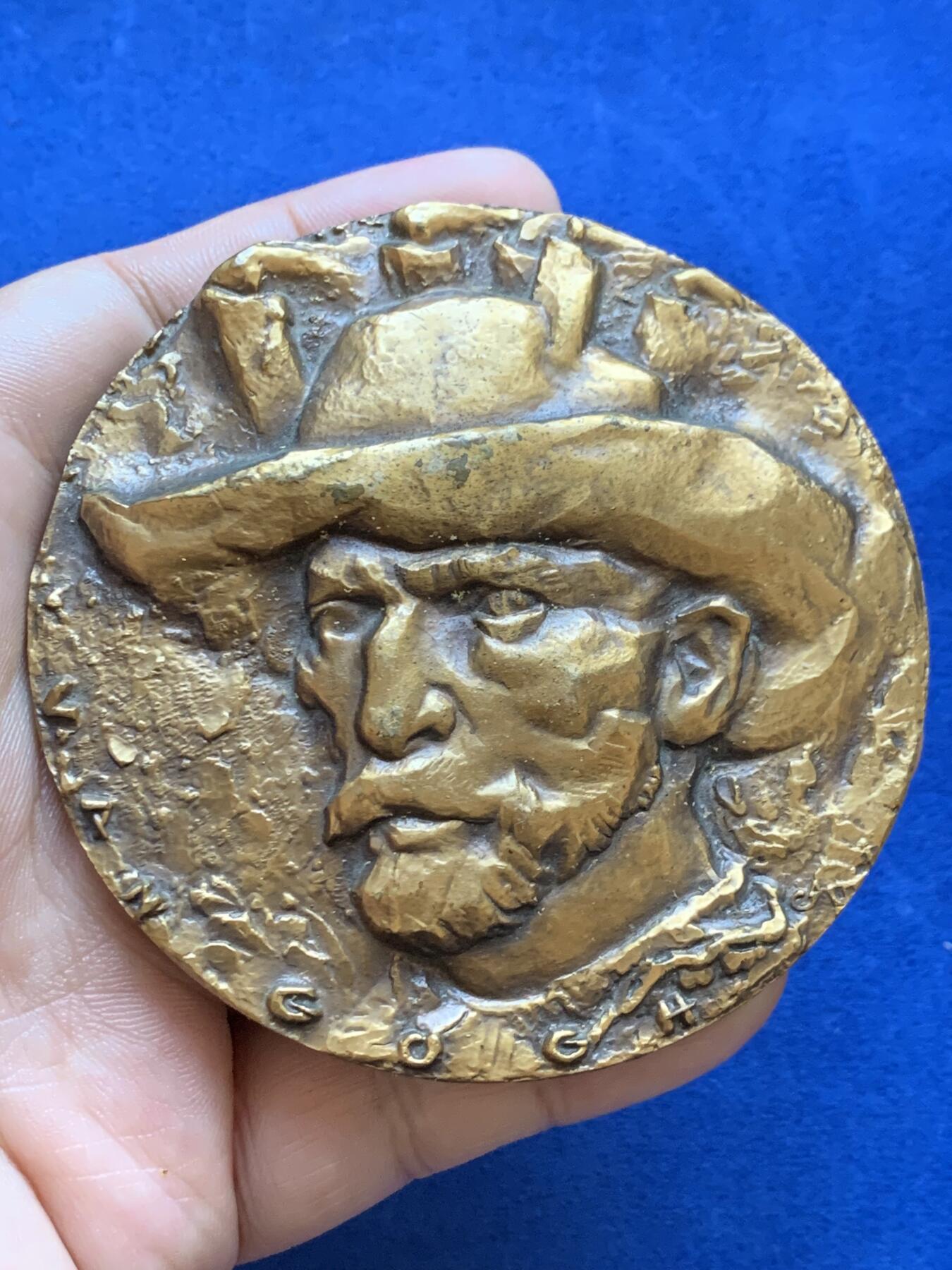 《竞宝斋》第413场 周日，周一，周二，3场连拍 （全场包邮） 名画家文森特·梵高纪念高浮雕大铜章 带盒 307克 79mm