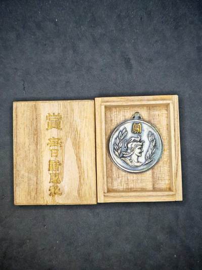 凯旋世界勋赏（第18期）（欢迎送拍）（对拍品有疑问请询问客服，不接受到手刀，出价默认拍品品相。请认真阅读拍卖规则！出价默认已认可！）（收到货请录制开箱视频，无视频概不处理问题。） - 全日新闻社章
