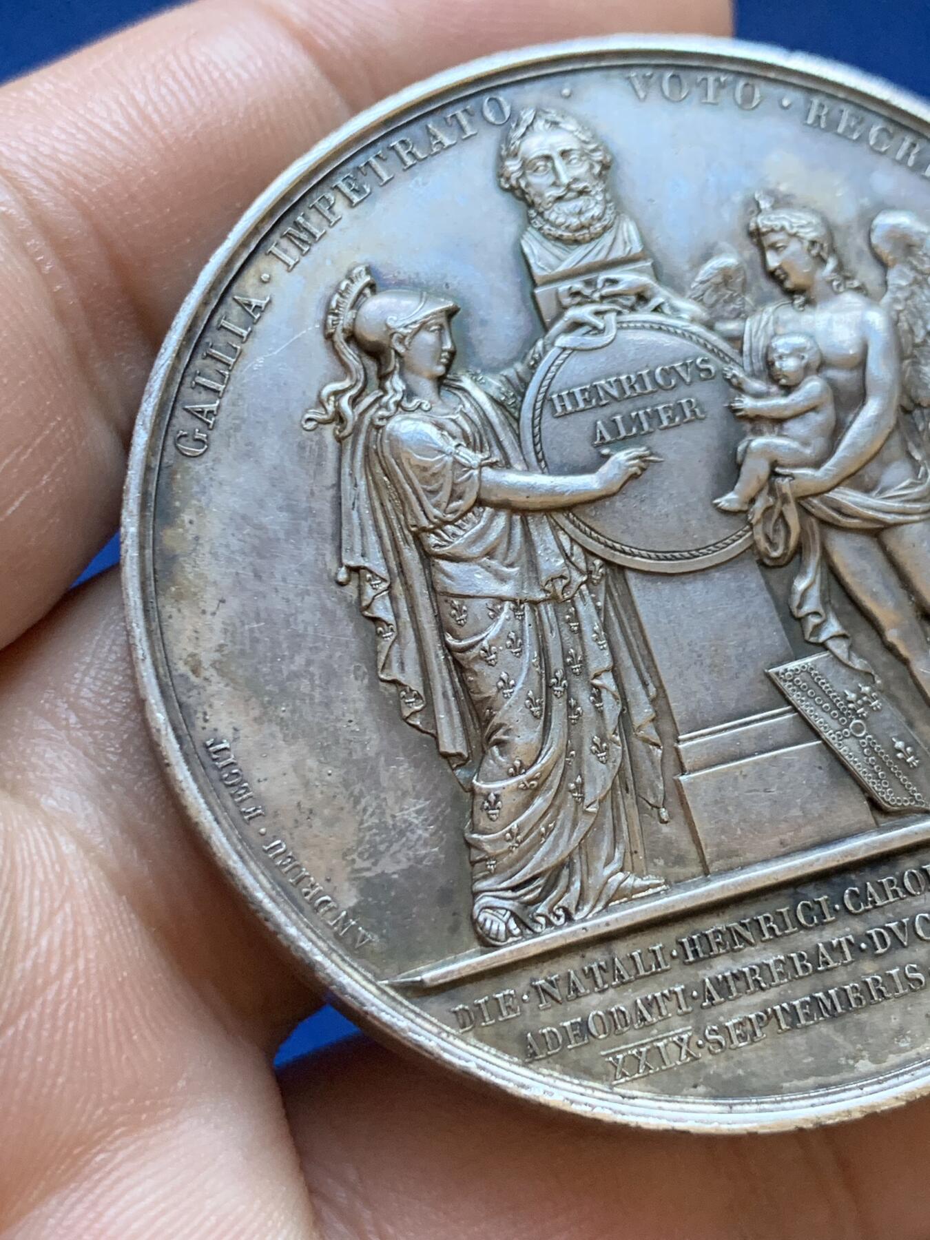 《竞宝斋》第413场 周日，周一，周二，3场连拍 （全场包邮） 法国波尔多公爵亨利（未来香波堡伯爵）诞生纪念镀银铜章，67.35g，50mm，早期无边铭，2点方向有轻磕