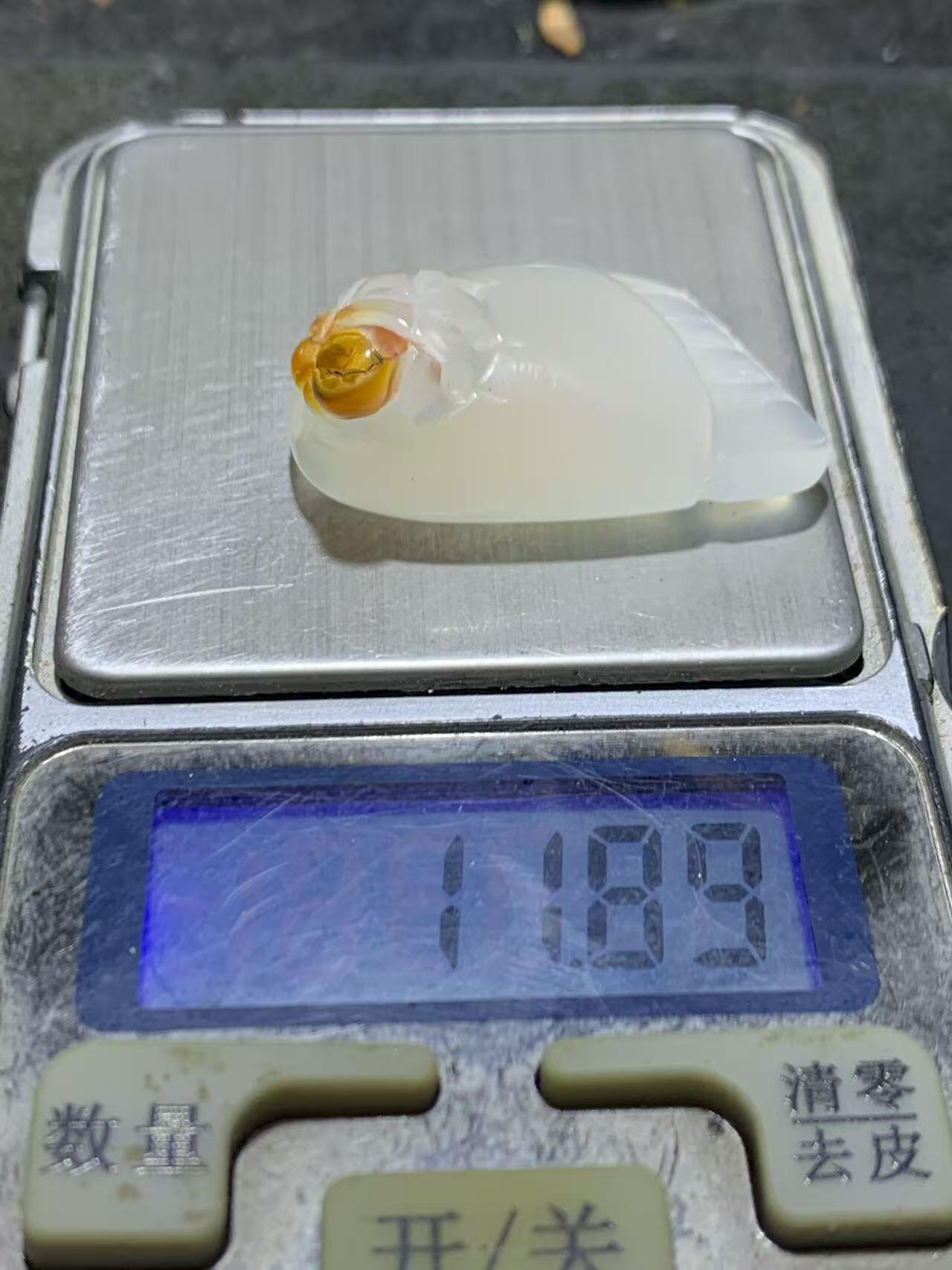 精美手工雕刻天然原皮马达加斯加玛瑙俏色巧雕知足常乐吊坠(把件)一个