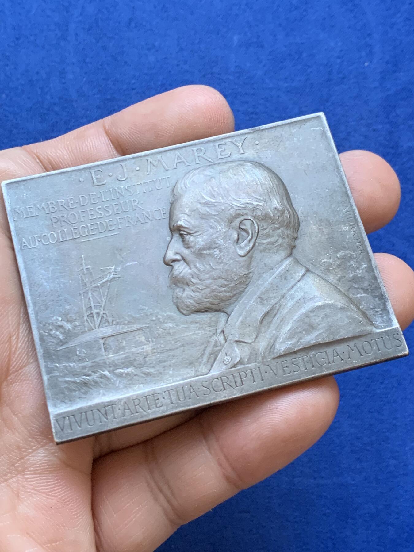 《竞宝斋》第413场 周日，周一，周二，3场连拍 （全场包邮） 法国实验科学纪念镀银铜牌 好品 高浮雕 82.8克 50*63.2mm 丰饶角铜标