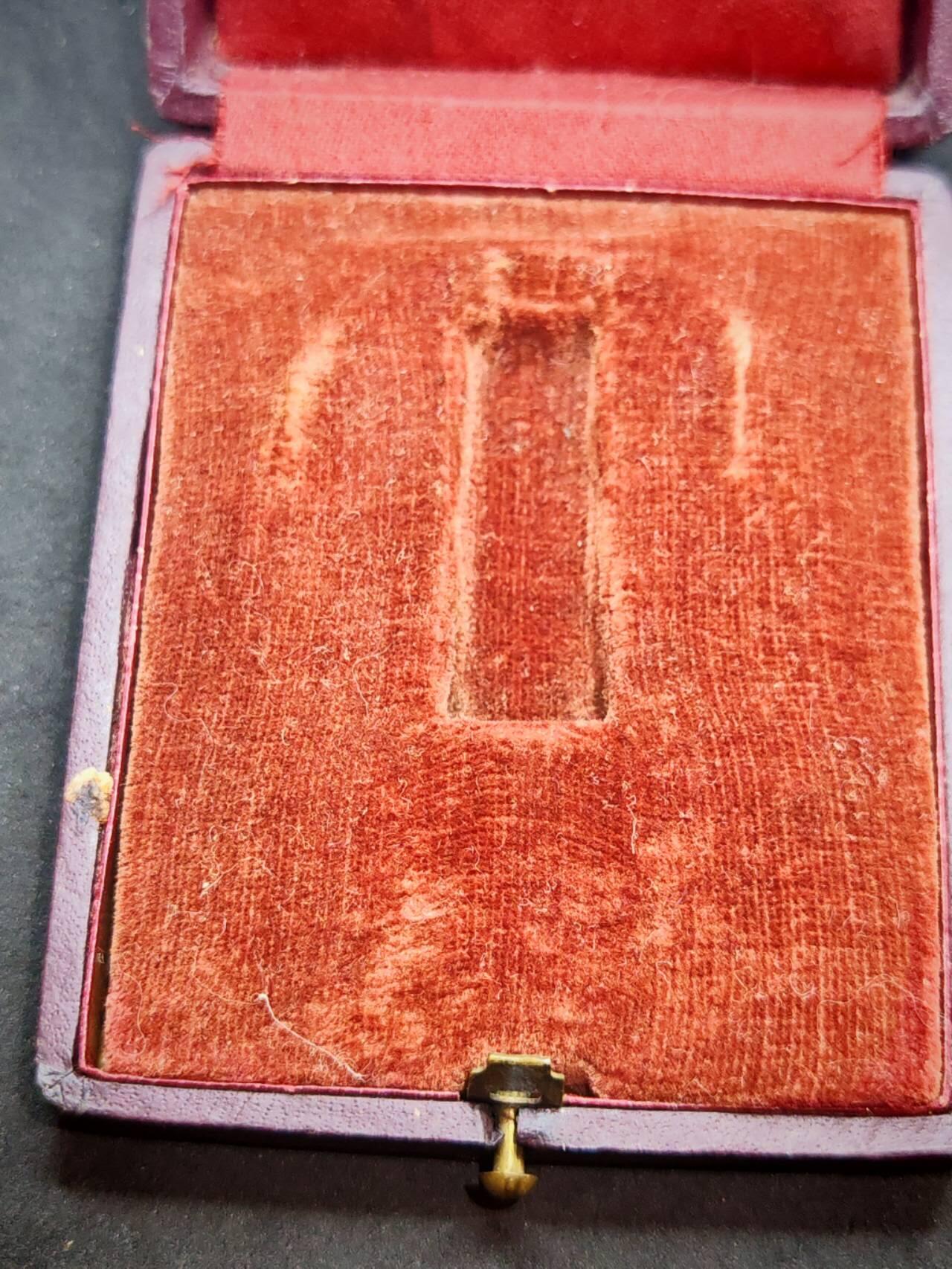 凯旋世界勋赏（第18期）（欢迎送拍）（对拍品有疑问请询问客服，不接受到手刀，出价默认拍品品相。请认真阅读拍卖规则！出价默认已认可！）（收到货请录制开箱视频，无视频概不处理问题。） 法国布瓦－科隆布市议会证章带标