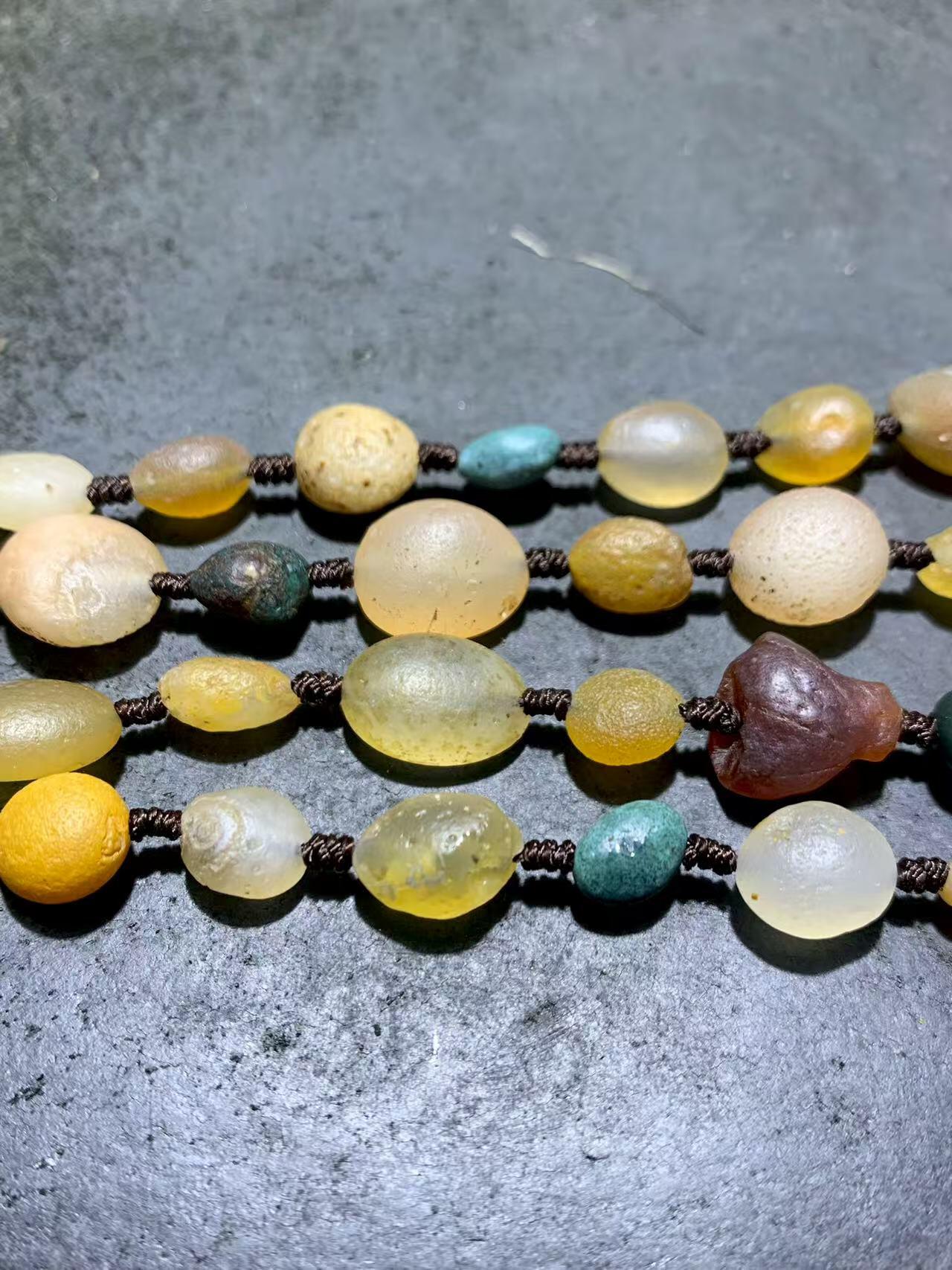 精美天然阿拉善彩珠玛瑙项链一条。